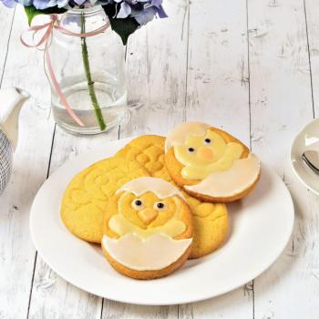 Dr.Oetker Goldiges Ostern Ausstecher Küken mit Schale